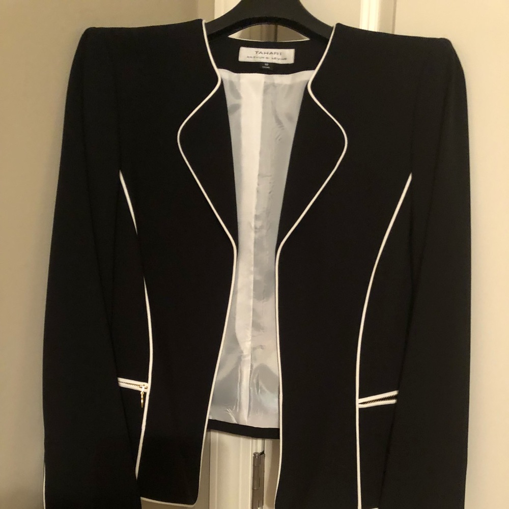 Beautiful, Black & White Tahari Suit. NWOT